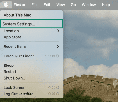 Apple-Menü open in macOS with System Settings option highlighted